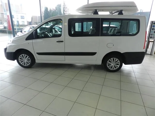 Minibus van Erwin's Renter Center vooraan gezien