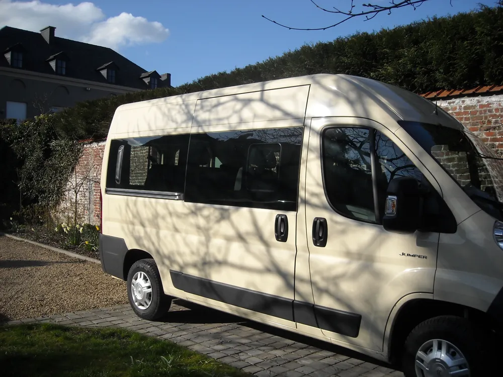 Interieur van de minibus met zitplaatsen
