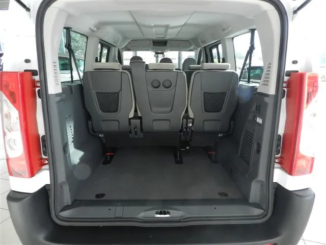 Minibus klaar voor vertrek op de oprit in Avelgem