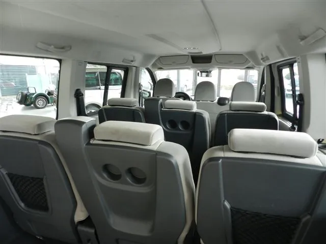 Zijaanzicht van een huurwagen van Erwin's Renter Center